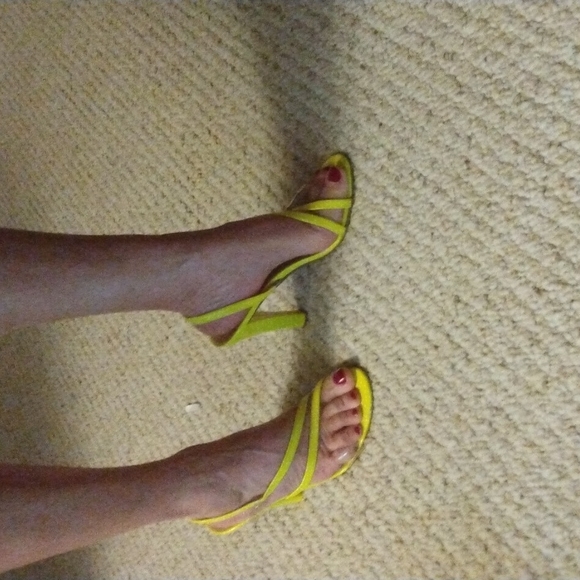 Neon yellow heels - Picture 2 of 3